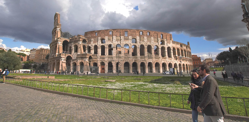 הקולוסאום ברומא נפתח מחדש. מצפים לתיירים שיזינו מחדש את הכלכלה / צילום: Andrew Medichini, AP