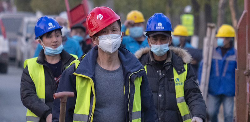 פועלי בנייה סינים. מהגרי העבודה הם שליש מכוח העבודה הסיני  / צילום: Arek Rataj, Associated Press
