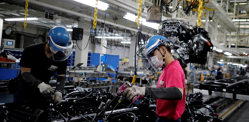 מפעל של חברת מיצובישי באסיה. תהליכי הייצור הממושכים בתעשית הרכב מקשים על סטארט־אפים / צילום: Issei Kato, רויטרס