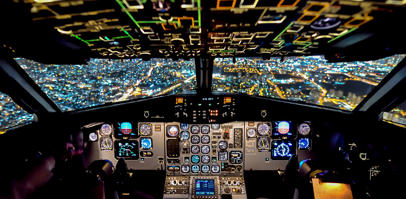 תא הטייס במטוס ישראייר / צילום: מוני שפיר