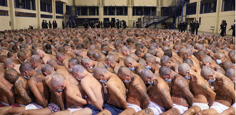 אסירים בכלא באל־סלוודור. אלפים הושלכו לכלא על אי־עמידה בהנחיות הסגר / צילום: Associated Press