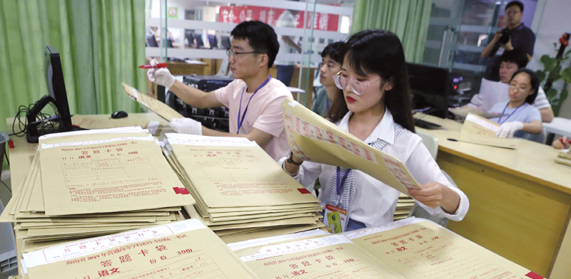 מורים סינים עוברים על מבחני גאוקאו. נושאים הקשורים לחינוך מוציאים סינים לרחובות הרבה יותר מהגבלות על חופש הביטוי / צילום: Gao lin, רויטרס