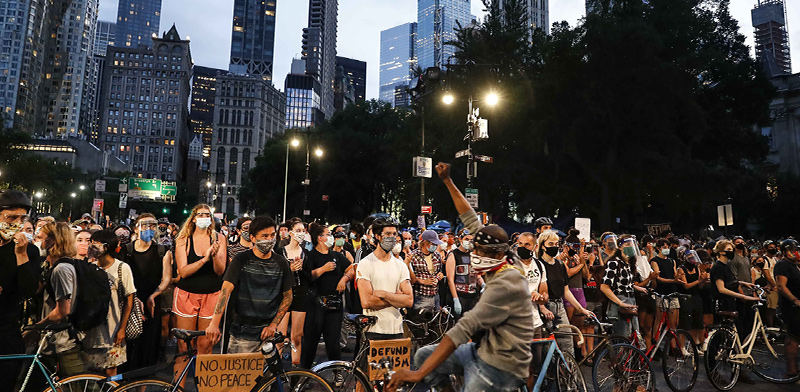 מפגינים נגד אלימות משטרתית. הרפובליקאים הצעירים קרובים יותר בדעותיהם לבני דורם הדמוקרטים / צילום: John Minchillo, Associated Press