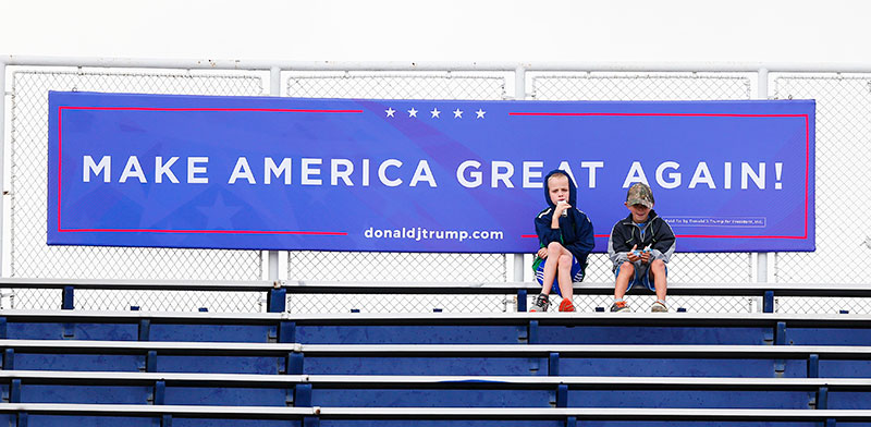 שלט קמפיין הבחירות של טראמפ באיצטדיון בארה"ב / צילום: Brynn Anderson, Associated Press