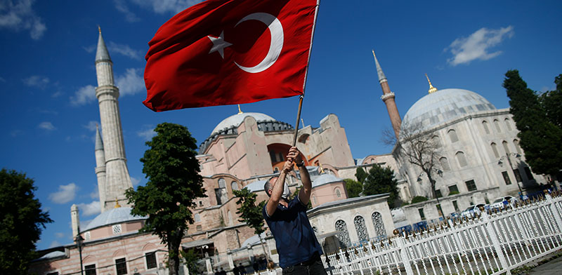 דגל טורקי מונף מול איה סופיה באיסטנבול / צילום: Emrah Gurel, Associated Press