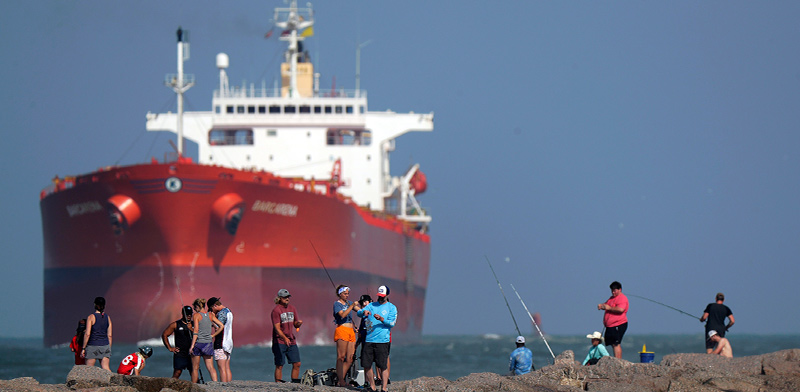 מיכלית ליד טקסס, מאי. נפט שמאוחסן במכליות בים ירד ב־35 מיליון חביות ביוני מהשיא במאי / צילום: Eric Gay, Associated Press