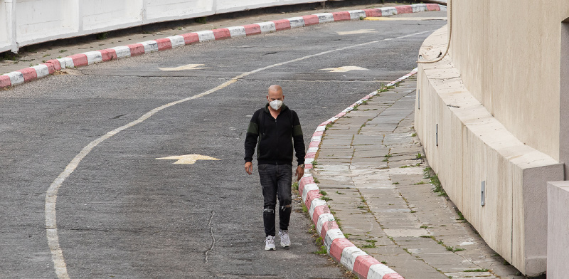 אדם הולך עם מסכה על הכביש / צילום: כדיה לוי, גלובס