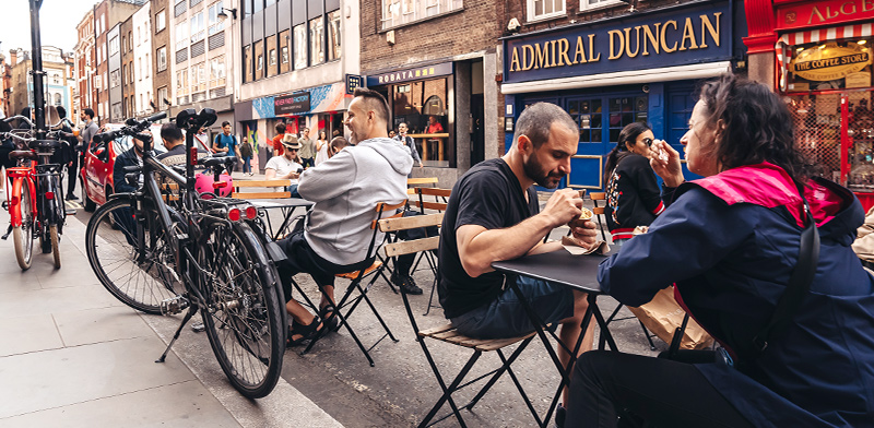 שולחנות מסעדה ברחוב בלונדון / צילום: shutterstock, שאטרסטוק