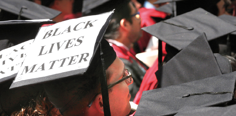 סטודנטים בהרווארד עם שלטי "חיי שחורים נחשבים" בטקס סיום / צילום: Steven Senne, Associated Press