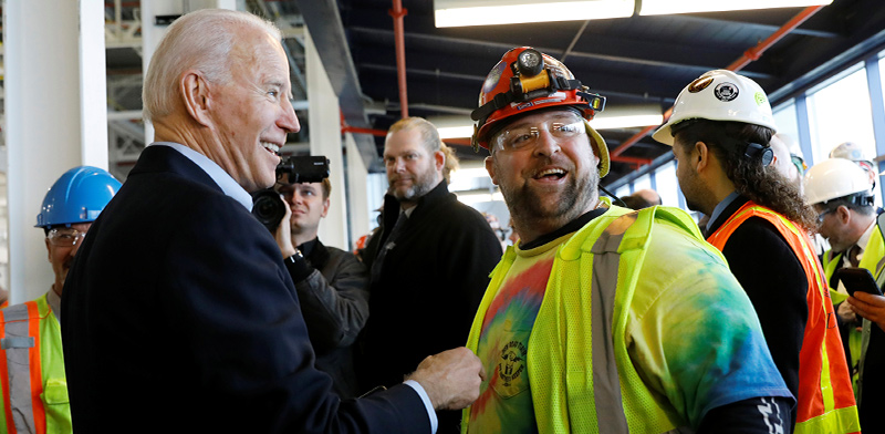 המועמד הדמוקרטי לנשיאות, ג'ו ביידן, במפעל של פיאט קרייזלר, מרץ / צילום: Brendan McDermid, רויטרס