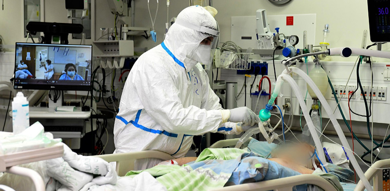 חולה קורונה מטופל בבית החולים שיבא / צילום: רובי קסטרו - וואלה חדשות