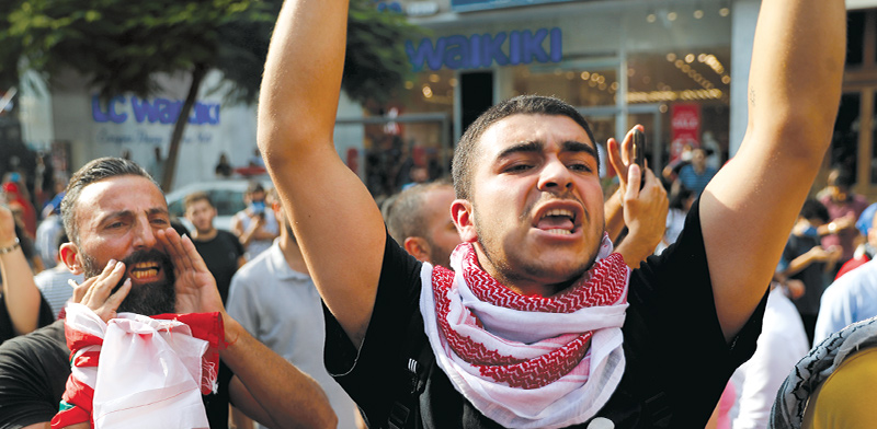 מפגין בלבנון על רקע המצב הכלכלי. כבר לא מפחדים מהחיזבאללה / צילום: Hussein Malla, Associated Press