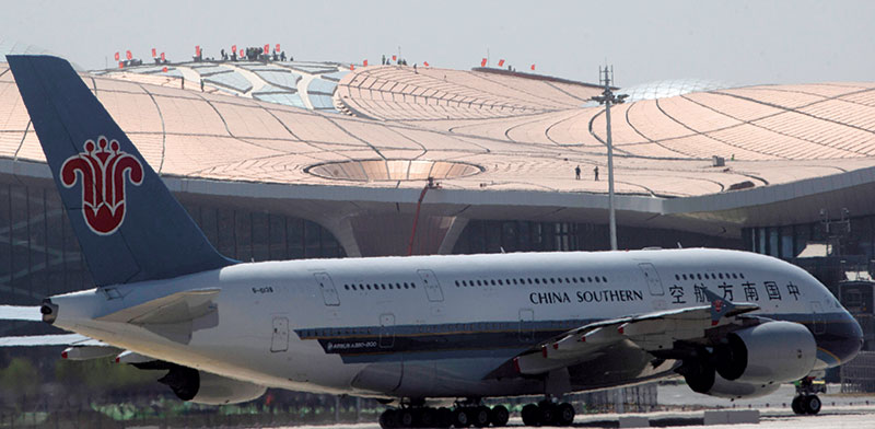 מטוס של צ’יינה סאות’רן. ארבעה חודשים וחצי של טיסות פנימיות ב–1,800 שקל בלבד / צילום: Ng Han Guan, Associated Press