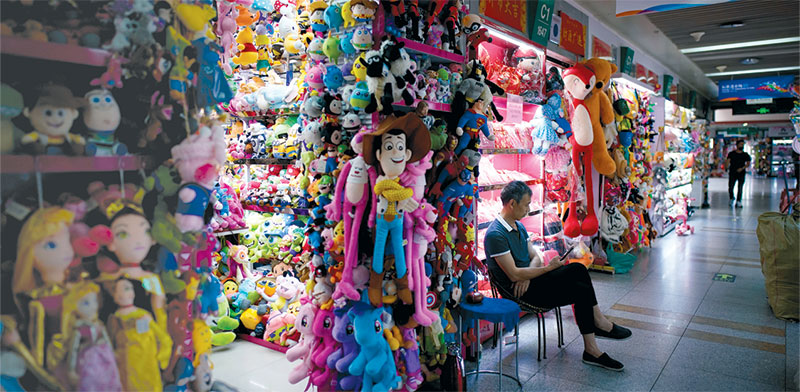 חנות צעצועים בסין, יוני. השוק הסיני אמנם עתיר בצרכנים, אך הם משתכרים הרבה פחות מאשר במערב / צילום: Aly Song, רויטרס