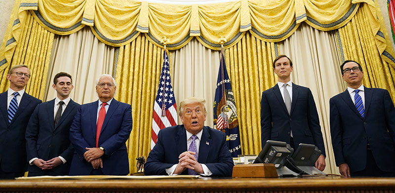 הנשיא טראמפ בחדר הסגלגל עם צוות משרדו בהצהרה על נירמול היחסים  / צילום: Andrew Harnik, Associated Press