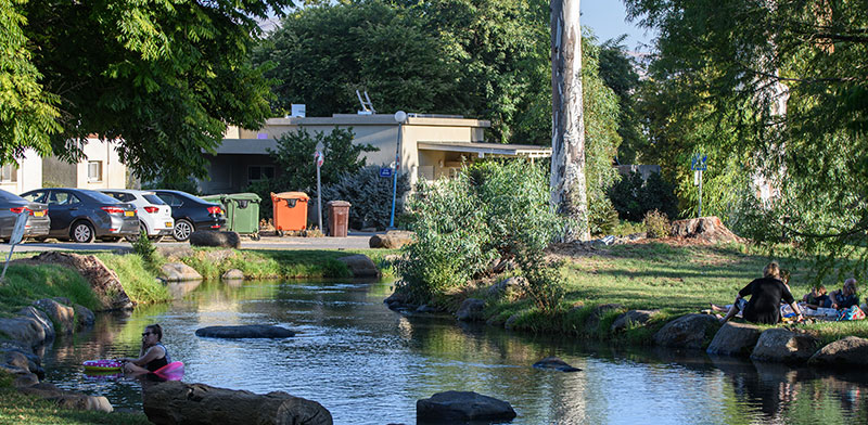 An Israeli house by a river / Photo: Eyal Hatzafon 