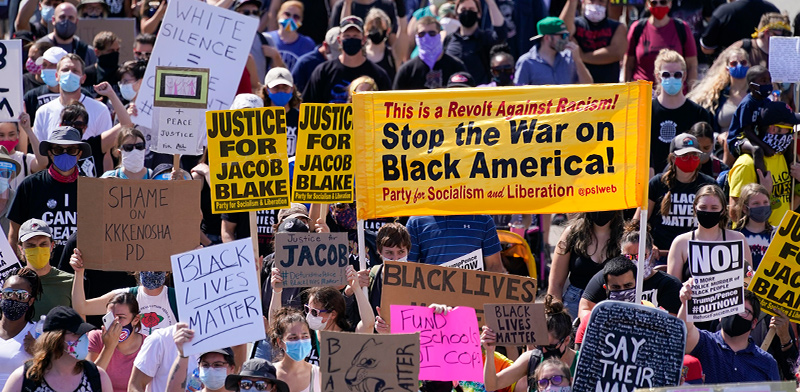 צעדה לזכר ג'ייקוב בלייק, שבת. טראמפ משמתש במחאות כדי להפחיד את אמריקה הלבנה / צילום: Morry Gash, Associated Press