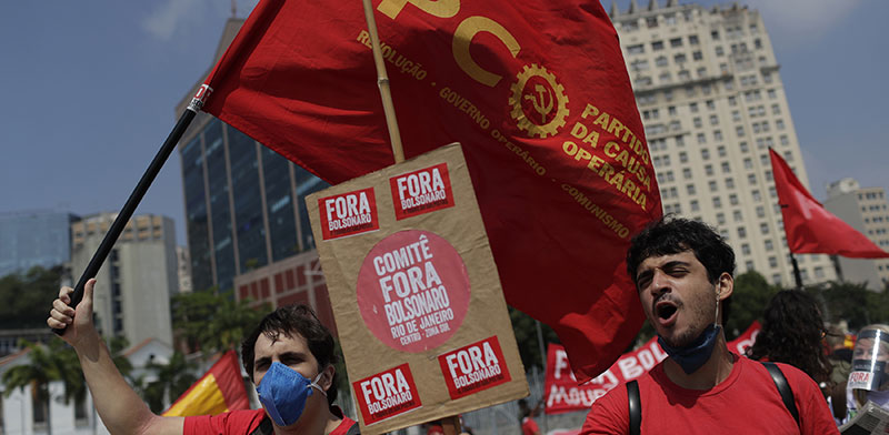 מפגינים נגד אי־שוויון בברזיל. פערים גדולים מדי נוטים לבוא לידי ביטוי בזעם ציבורי  / צילום: Silvia Izquierdo, AP