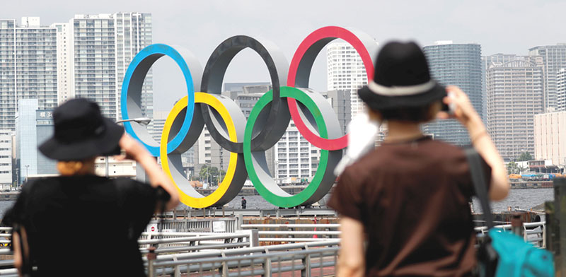 סמל האולימפיאדה בטוקיו. מעט מאוד סוכם מעבר לתאריכים ולמיקום האירועים / צילום: KIM KYUNG-HOON  , רויטרס