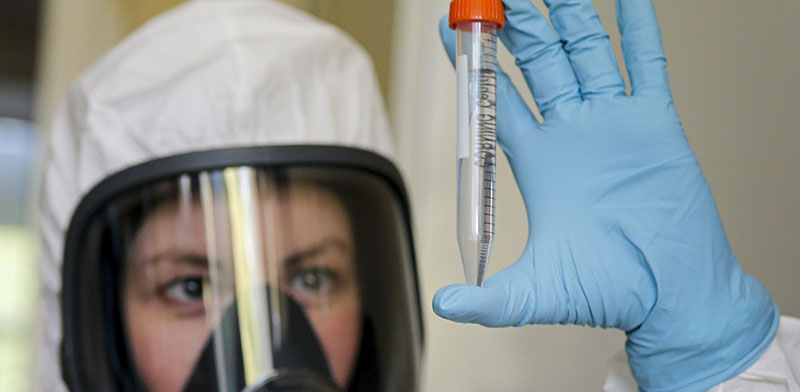 מדענית במכון גמליה ברוסיה מציגה חיסון לקורונה. בשלב ראשון, רוב החברות לא ינסו לגרוף רווח מחיסונים / צילום: Alexander Zemlianichenko, Associated Press