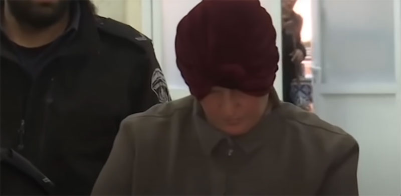 מלכה לייפר מובלת למעצר  / צילום: מתוך ערוץ היוטיוב של כאן 11