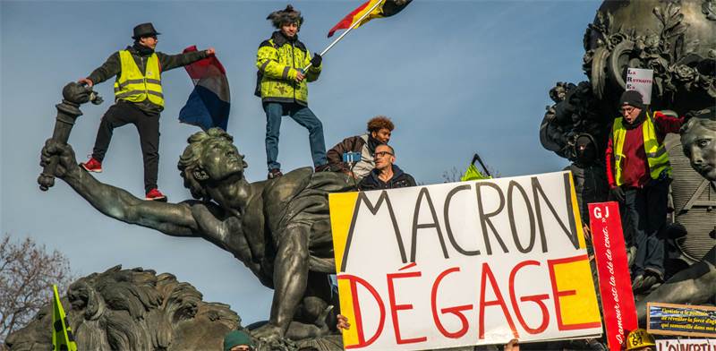 מפגינים על הפנסיה בצרפת / צילום: Denis Prezat, רויטרס
