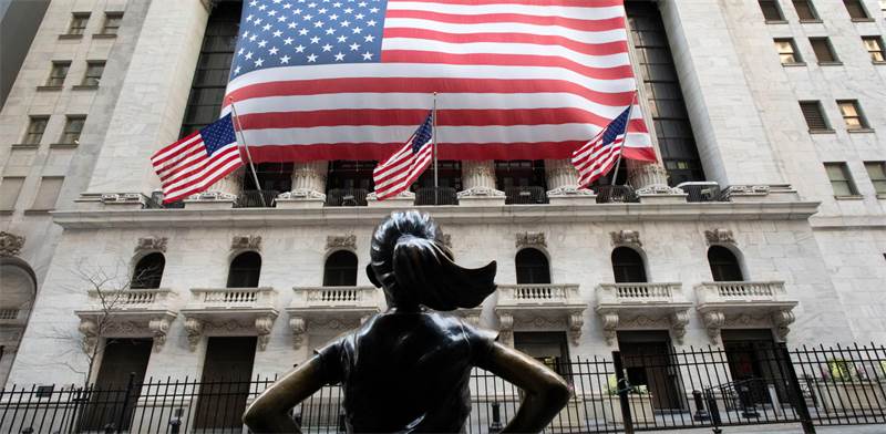 פסל "הילדה חסרת הפחד" מול בורסת ניו יורק / צילום: Mark Lennihan, AP