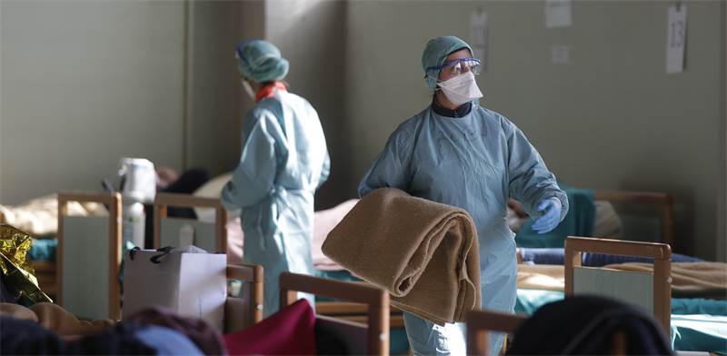 רופאים בחדר מיון שהוקם לחולי קורונה באיטליה / צילום: Luca Bruno, AP