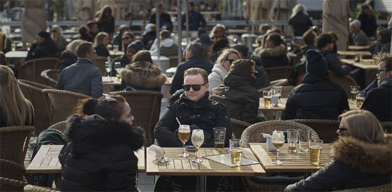 אנשים יושבים במסעדה בשטוקהולם. החיים בשבדיה נמשכו כמעט כרגיל למרות התפרצות הקורונה / צילום: Andres Kudacki, AP