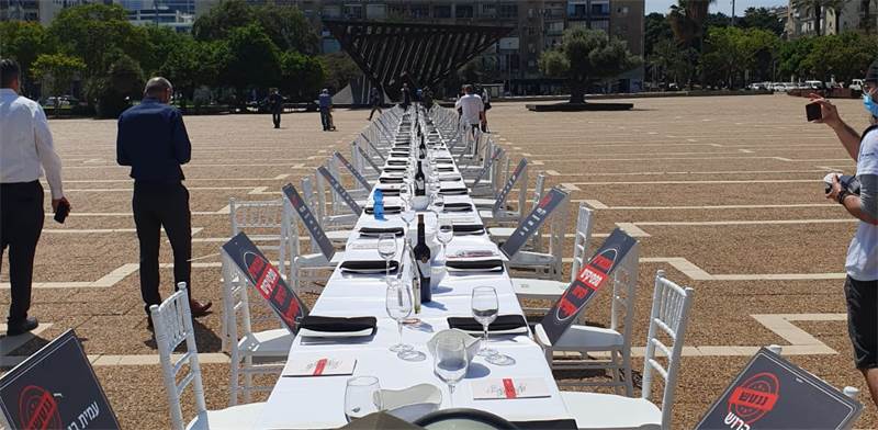 מיצג מחאה במרכז תל אביב – "שולחן הסדר הנטוש" / צילום: מטה המאבק להצלת עולם התרבות, האירועים והמופעים