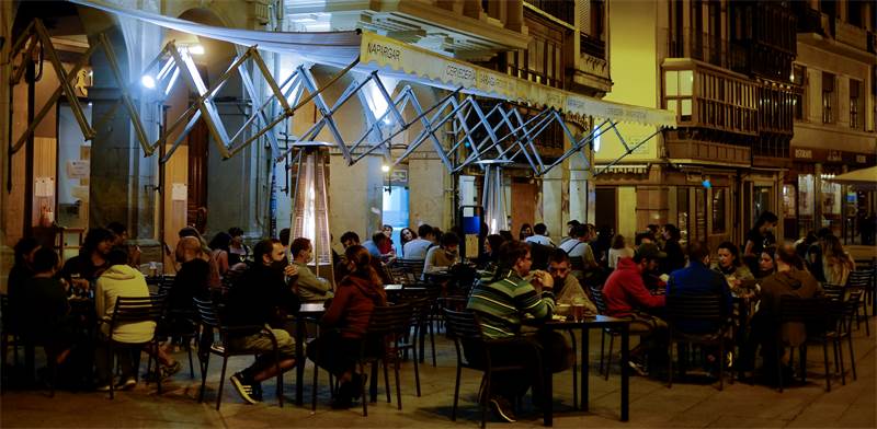 קהל רב במסעדה בפמפלונה בספרד / צילום: Alvaro Barrientos, Associated Press