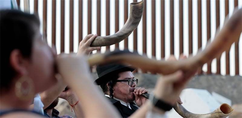 תקיעת שופר המונית במקסיקו / צילום: Mark Lambie / El Paso Times, רויטרס