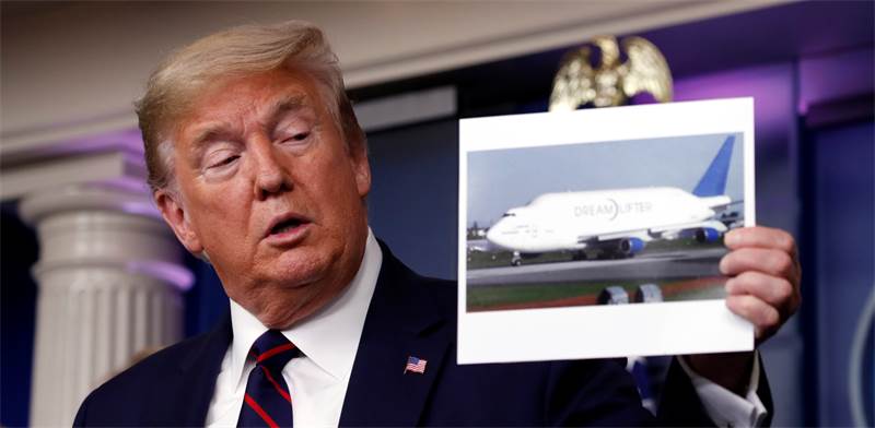 נשיא ארה"ב דונלד טראמפ מחזיק תמונה של מטוס דרימליינר של בואינג / צילום: Alex Brandon, AP
