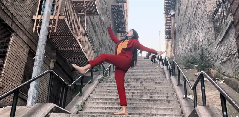 מעריצה רוקדת במדרגות המפורסמות מהסרט "ג'וקר" / צילום: מתוך יוטיוב