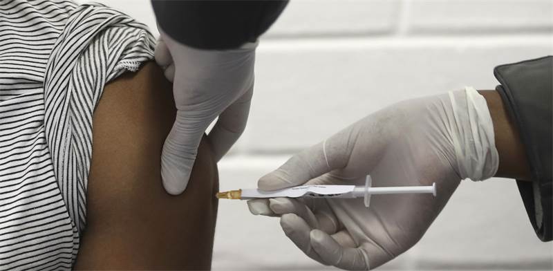 מתנדב בניסוי החיסון לקורונה של אסטרהזנקה / צילום: Siphiwe Sibeko/Pool, Associated Press