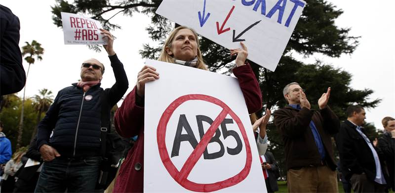 הפגנה נגגד החוק 5AB בקליפורניה / צילום: Rich Pedroncelli, AP