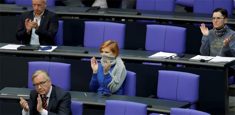 חברי הפרלמנט הגרמני שומרים ריחוק בימי קורונה / צילום: Michael Sohn, Associated Press