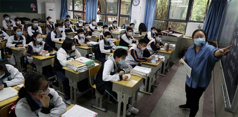 תלמידים לומדים בבית ספר בווהאן בחודש מאי / צילום: China Daily, רויטרס