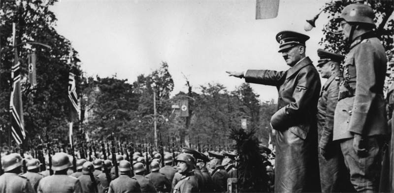 אדולף היטלר מפקד על הכוחות הגרמנים בזמן כיבוש פולין, 1939 / צילום: AP Photo, AP