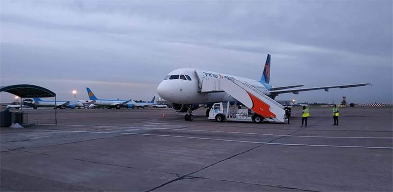 המדינה משתתפת במימון הטיסות: נוסעים עלו בטשקרט על מטוס ישראייר שלקח אותם לבאקו / צילום: מוני שפיר