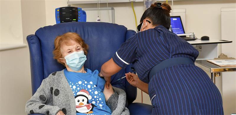 מרגרט קינן בת ה-90 היא המתחסנת הראשונה בחיסון הקורונה בבריטניה במבצע החיסונים הגדול בהיסטוריה / צילום: AP