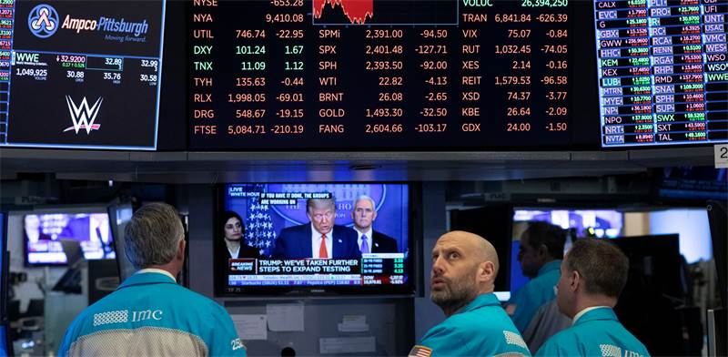 סוחרים מודאגים בוול סטריט צופים בנשיא ארה"ב דונלד טראמפ / צילום: Mark Lennihan, Associated Press