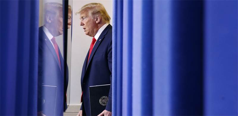 נשיא ארה"ב דונלד טראמפ עומד לנאום על סכנות נגיף הקורונה / צילום: Patrick Semansky, Associated Press