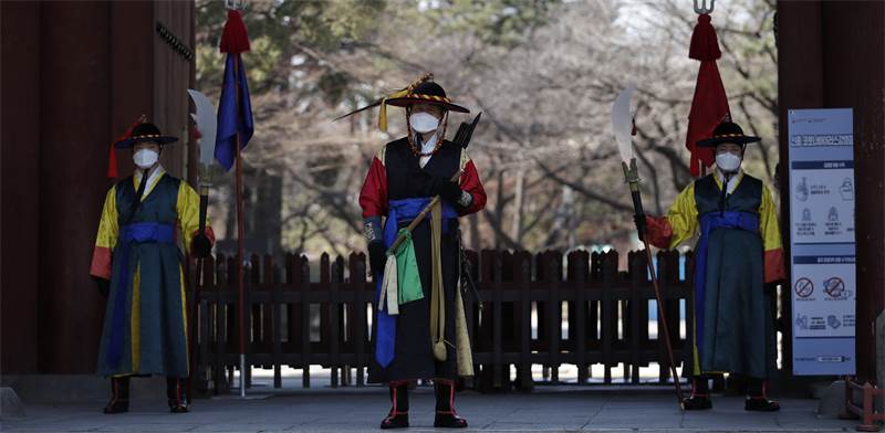 שומרים בדרום קוריאה לבושים מסיכת פנים / צילום: Lee Jin-man, AP