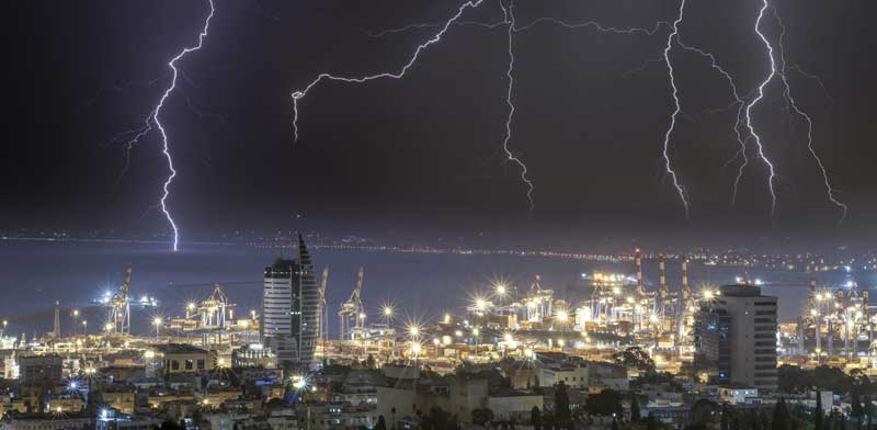 ברקים במפרץ חיפה / צילום: Shutterstock, א.ס.א.פ קריאייטיב